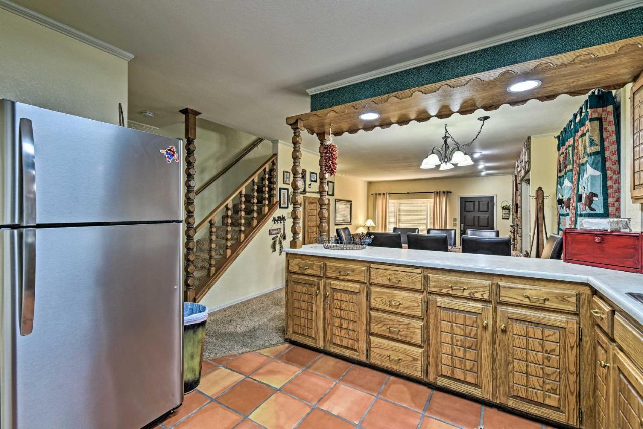 Red River Townhome With Balcony And Mtn Views! المظهر الخارجي الصورة